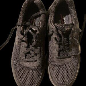 NWOB Skechers Women's D'Lux Walker Relaxed Fit black Lace Up Sneakers Size 6